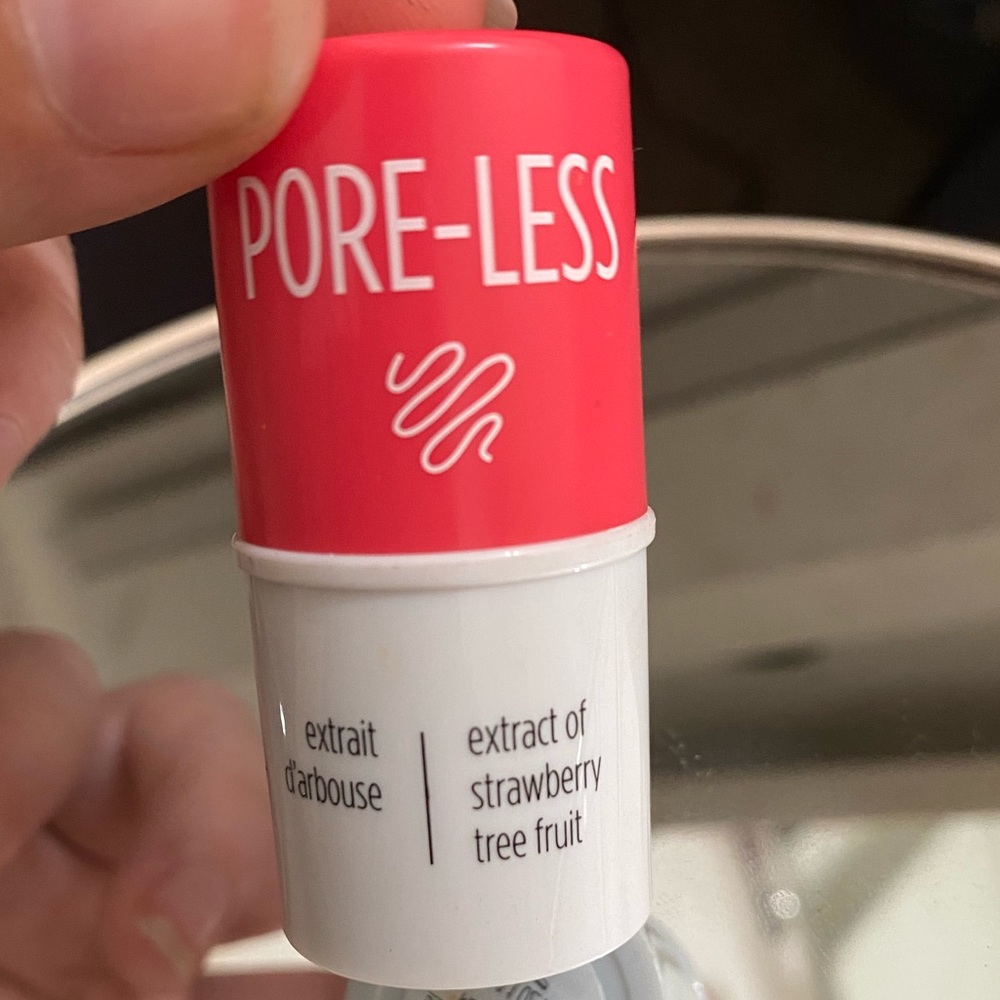 Pore less primer by clarins